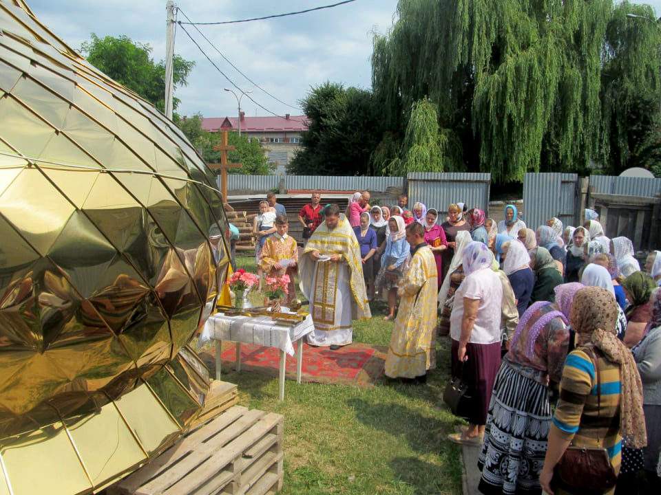 У Луцьку на місці будівництва майбутнього Свято-Миколаївського храму освятили купол та хрест
